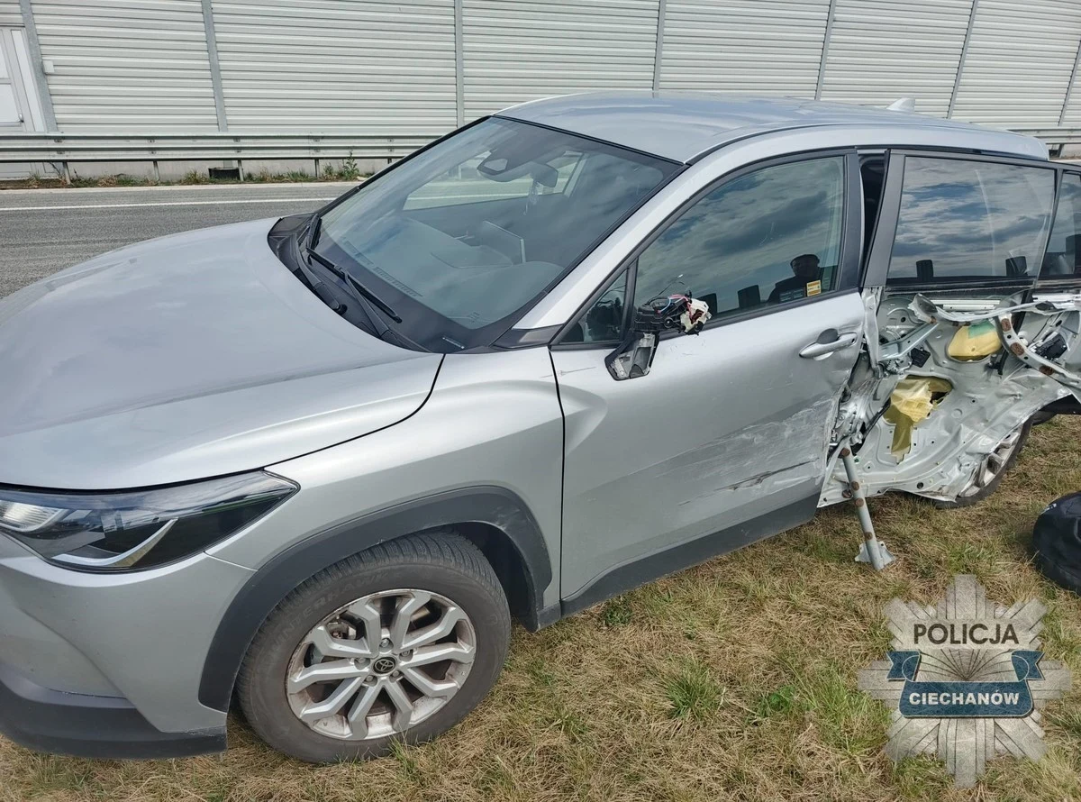 Na drodze ekspresowej S7 doszło do niebezpiecznego zdarzenia, które mogło zakończyć się tragicznie. Kierujący seatem, jadąc pod prąd, doprowadził do kolizji z toyotą. Na szczęście nikomu nic się nie stało. 65-latkowi zatrzymano prawo jazdy. Grozi mu do 30 tys. zł grzywny, a także zakaz prowadzenia pojazdów.