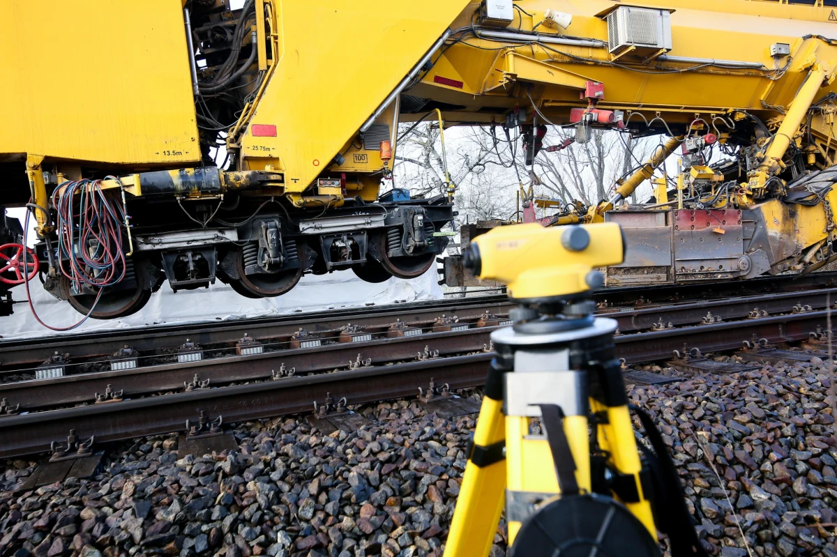 Na stacji w Żywcu (woj. śląskie) wykoleił się pociąg techniczny, używany m.in. przy remontowaniu torów. Opóźnionych na ponad 600 minut zostało 28 pociągów.