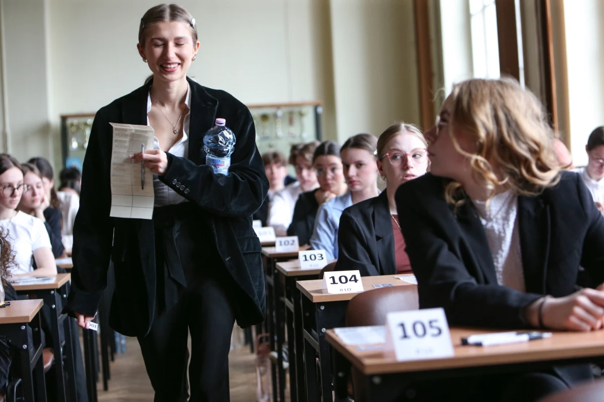 W poniedziałek 5 maja ruszają egzaminy maturalne. Na pierwszy ogień - zmagania pisemne z językiem polskim na poziomie podstawowym. W tym roku po raz pierwszy matura zostanie przeprowadzona zgodnie z wymaganiami tzw. odchudzonej podstawy programowej, w której treści nauczania zostały uszczuplone o ok. 20 proc. Mimo to lista lektur obowiązkowych, z którymi maturzyści mogą zetknąć się na egzaminie, jest całkiem długa. 