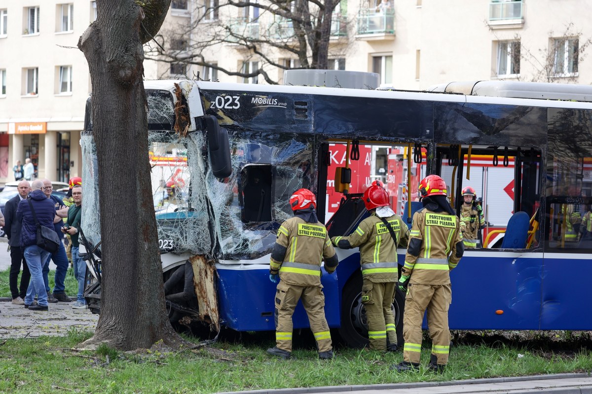 Dopiero w środę zapadną decyzje dotyczące losu kierowcy samochodu osobowego, który spowodował poniedziałkowy wypadek w krakowskiej Nowej Hucie - dowiedział się reporter RMF FM. Wtedy odbędzie się też przesłuchanie zatrzymanego. W wypadku rannych zostało 19 osób. Zobacz film z momentu zderzenia.