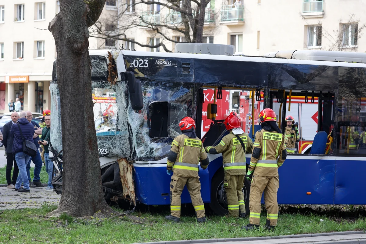 Dopiero w środę zapadną decyzje dotyczące losu kierowcy samochodu osobowego, który spowodował poniedziałkowy wypadek w krakowskiej Nowej Hucie - dowiedział się reporter RMF FM. Wtedy odbędzie się też przesłuchanie zatrzymanego. W wypadku rannych zostało 19 osób. Zobacz film z momentu zderzenia.