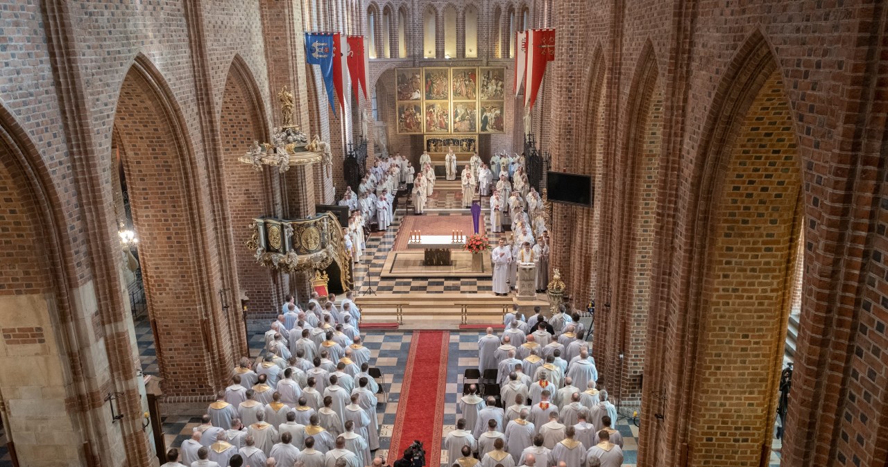 Msza Krzyżma w Wielki Czwartek. Czym jest, czy trzeba iść do kościoła?