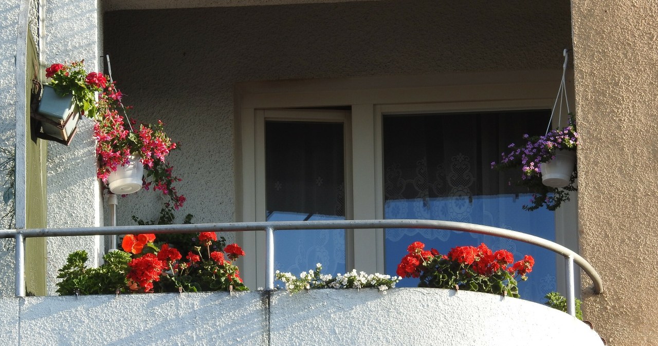 Balkon po zimie tonie w brudzie? Tak bez trudu wyczyścisz elewację