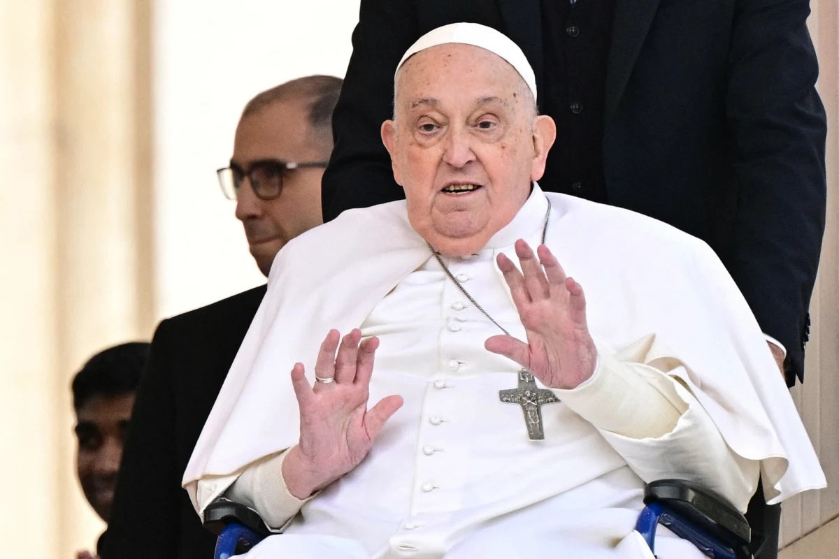 Papież Franciszek, który niedawno przeszedł ciężkie zapalenie płuc, wykazuje znaczącą poprawę zdrowia. Watykańskie biuro prasowe przekazało we wtorek, że stan zdrowia papieża stale się poprawia, co potwierdza fakt, iż ostatnio pokazywał się publicznie bez kaniuli nosowej dostarczającej tlen. Papież przygotował także teksty rozważań, które będą odczytywane przy kolejnych stacjach Drogi Krzyżowej w Wielki Piątek w Koloseum.