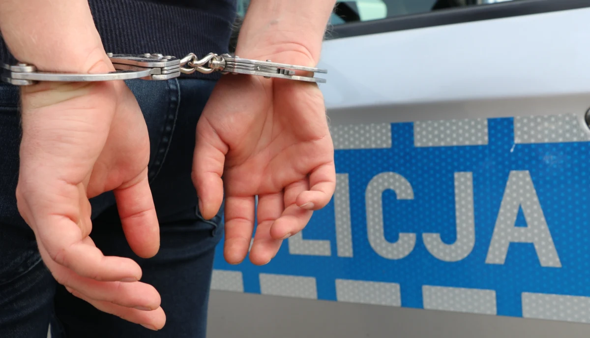 Warszawska policja zatrzymała Białorusina, który jechał na dachu swojego samochodu i uderzał w inne auta. Mężczyzna zostanie przebadany na obecność alkoholu i innych środków odurzających. 