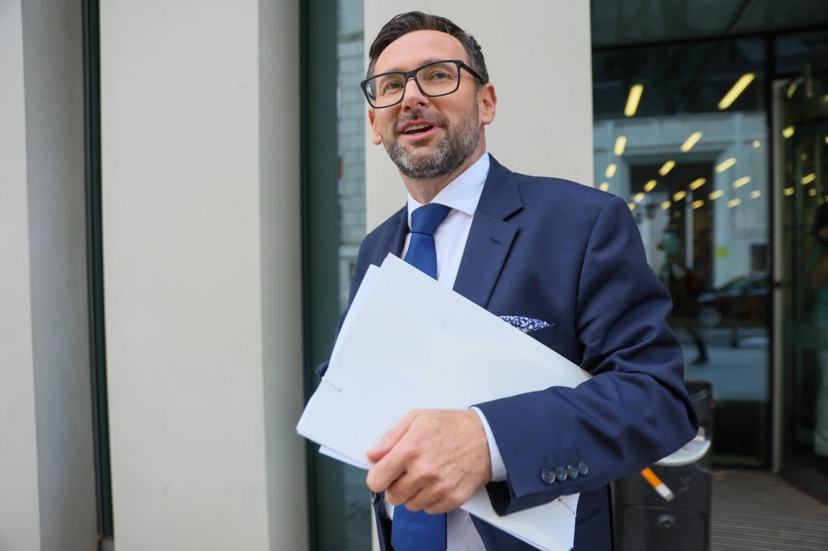 W najnowszym raporcie rocznym Grupy Orlen ujawnione zostały szczegółowe informacje dotyczące wynagrodzeń zarządu koncernu za rok 2024. Zarówno były prezes Daniel Obajtek, jak i obecny Ireneusz Fąfara na słabe zarobki nie mogą narzekać.