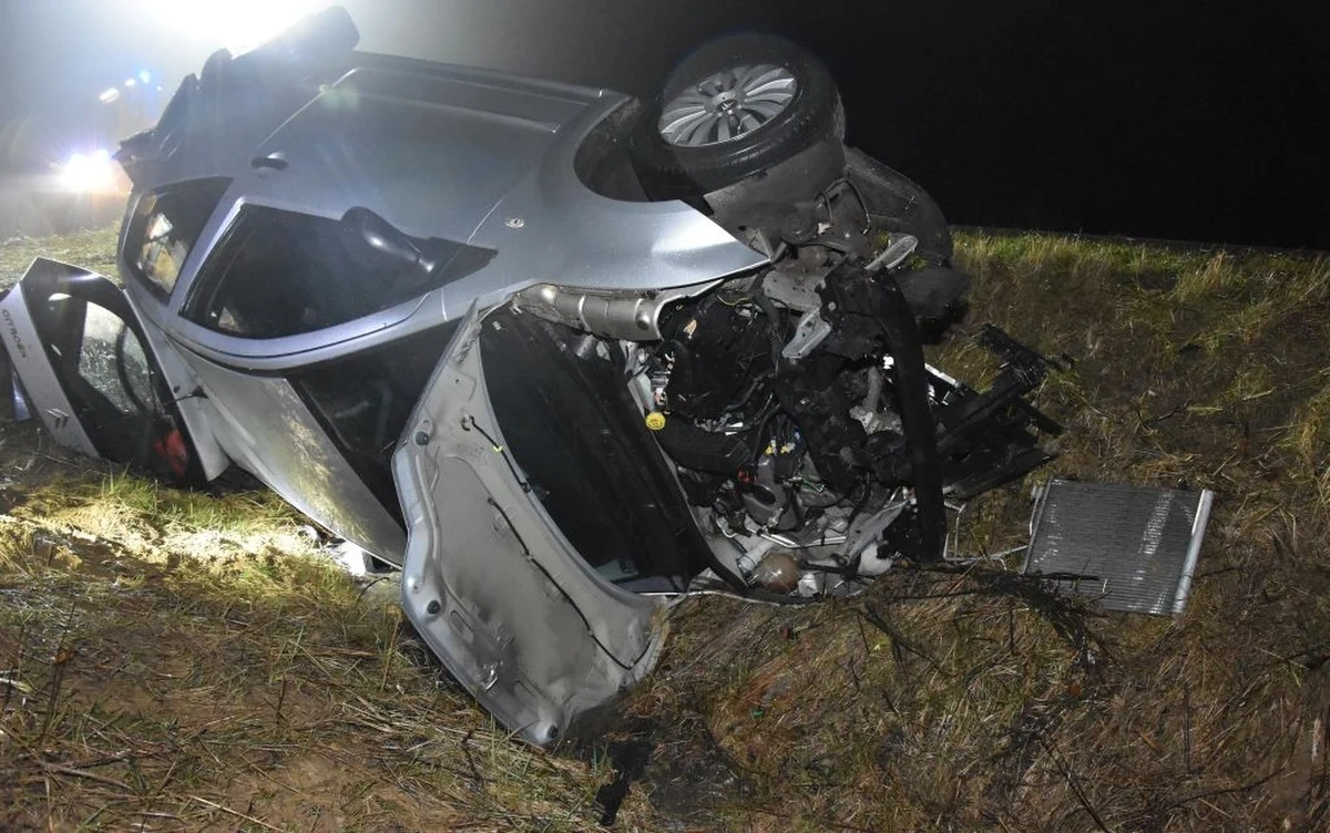 Policja wyjaśnia okoliczności groźnego wypadku w Jodłówce na Podkarpaciu. Po dachowaniu osobówki trzech młodych ludzi trafiło do szpitala. 18-letni kierowca najprawdopodobniej jechał za szybko.