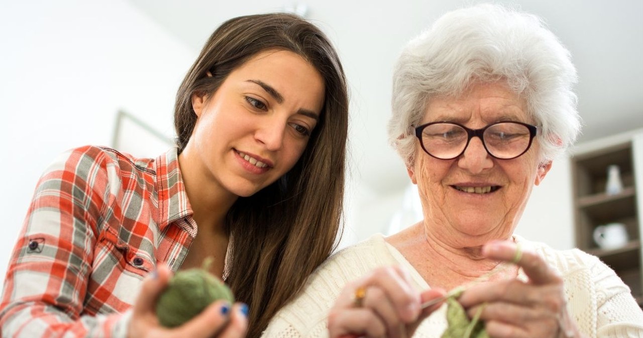"Babciowe zapalenie mózgu" potwierdzone przez naukowców. To urok wnuków