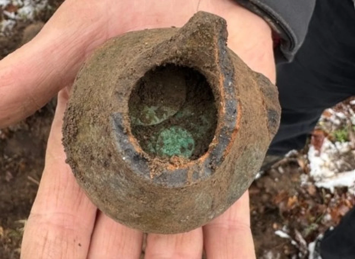 Ceramiczne naczynie wypełnione po brzegi srebrnymi monetami znaleźli w lesie koło Bochni dwaj poszukiwacze skarbów. Podczas ostrożnego odkopywania wypadły trzy monety. Okazało się, że to denary Kazimierza Jagiellończyka - syna Władysława Jagiełły. Leżały w ziemi ponad 600 lat. 