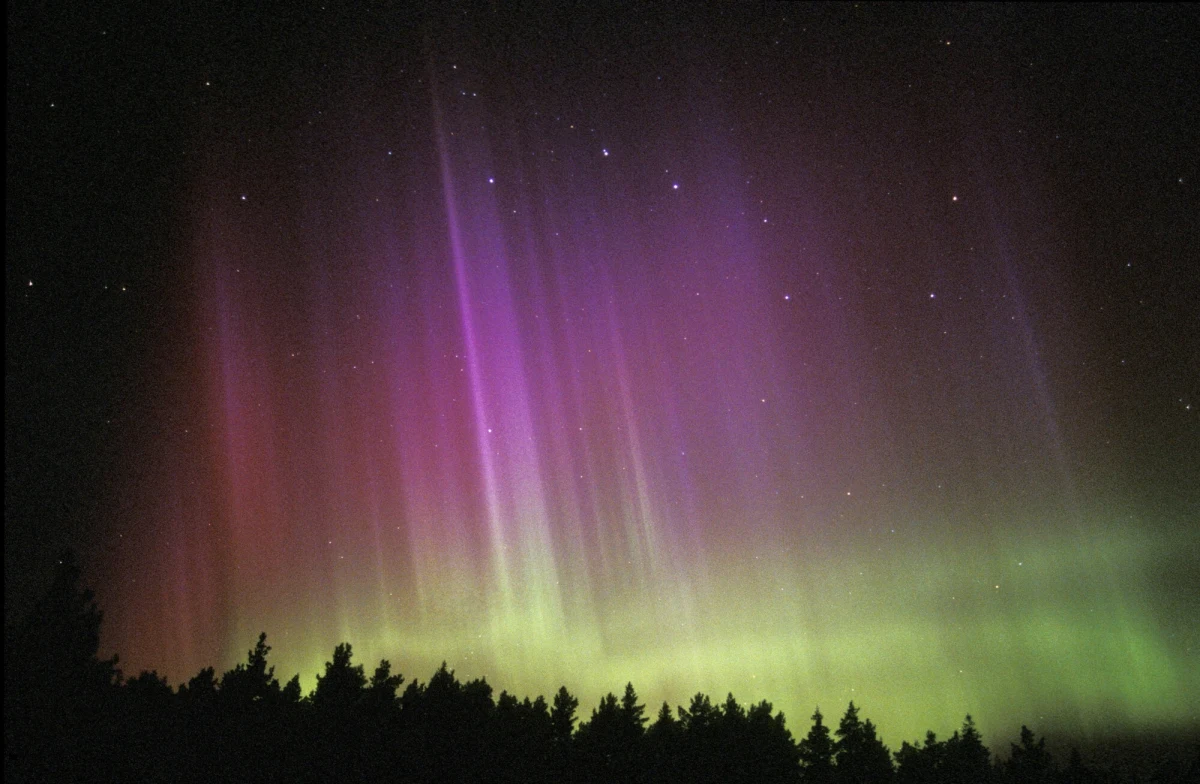 Zorza polarna w Polsce może wystąpić w nocy ze środy na czwartek. Poinformował o tym popularyzator astronomii Karol Wójcicki. "Szykujcie aparaty i termosy z kawą, bo mamy realną szansę na zorzę polarną najlepszą od kilku miesięcy" - napisał. O dużym prawdopodobieństwie wystąpienia zorzy polarnej poinformował też Instytut Meteorologii i Gospodarki Wodnej.