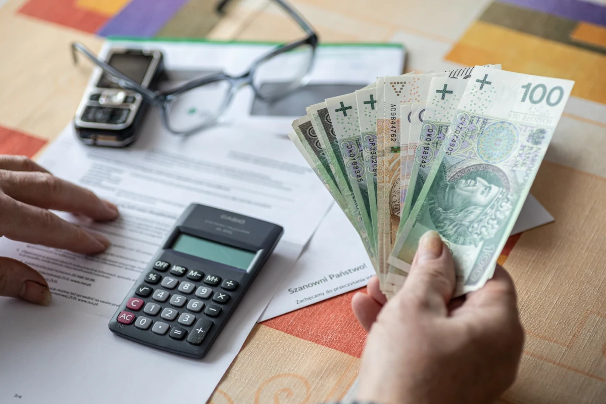 Projekt zmiany ustawy o ochronie odbiorców energii, przewidujący opóźnienie o trzy miesiące wejście w życie nowych taryf na energię elektryczną dla gospodarstw domowych, przyjął we wtorek rząd - podał resort klimatu. Nowe taryfy na prąd mają wejść w życie od 1 października.