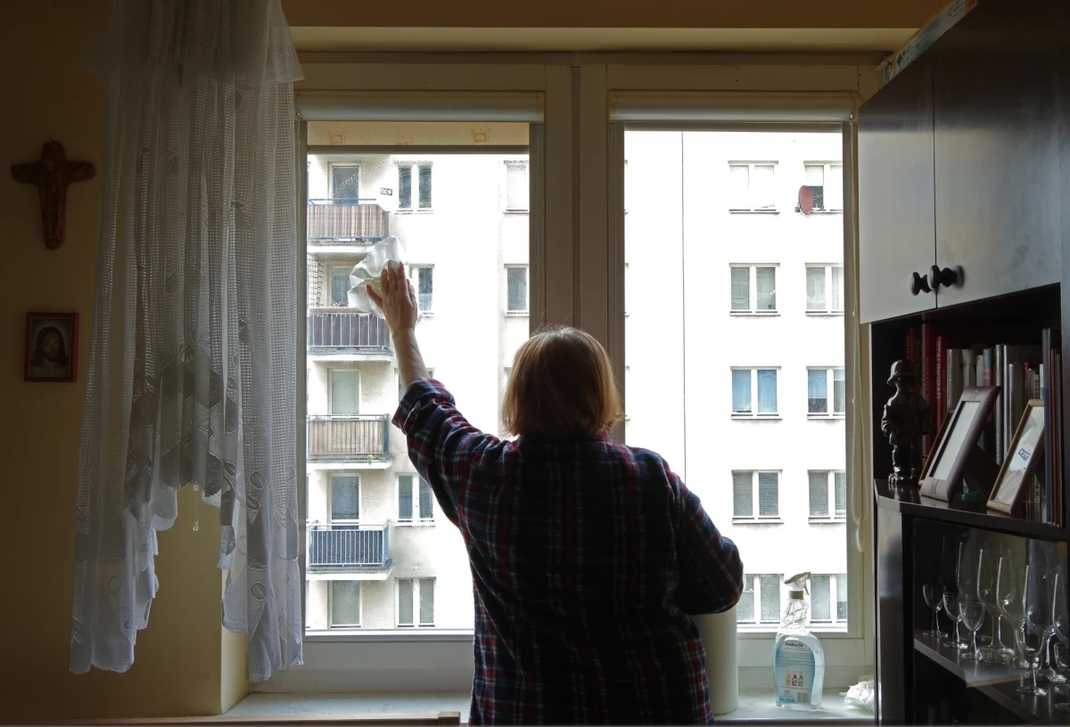 Wiosna wróciła, a wraz z nią pył znad Sahary. Osadza się na samochodach, brudzi szyby, drażni drogi oddechowe. Skąd się bierze to zjawisko, czy powinniśmy się go obawiać i - co ważne szczególnie teraz - czy warto przed świętami wielkanocnymi myć okna? Na te pytania w rozmowie z Tomaszem Weryńskim na antenie Radia RMF24 odpowiadała prof. Anita Bokwa, klimatolog z Uniwersytetu Jagiellońskiego.