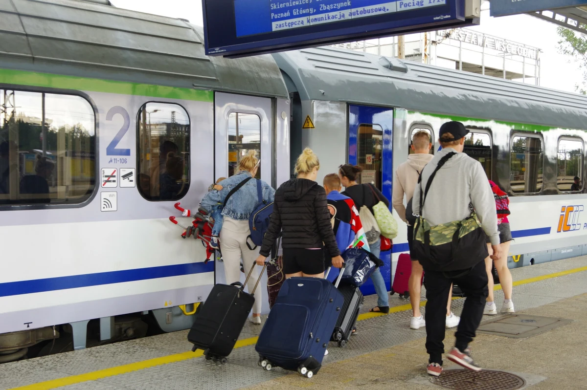 40 dodatkowych pociągów PKP Intercity wyruszy w trasę w czasie Świąt Wielkanocnych, a 38 składów pojedzie w wydłużonych relacjach - poinformował przewoźnik we wtorek w komunikacie.