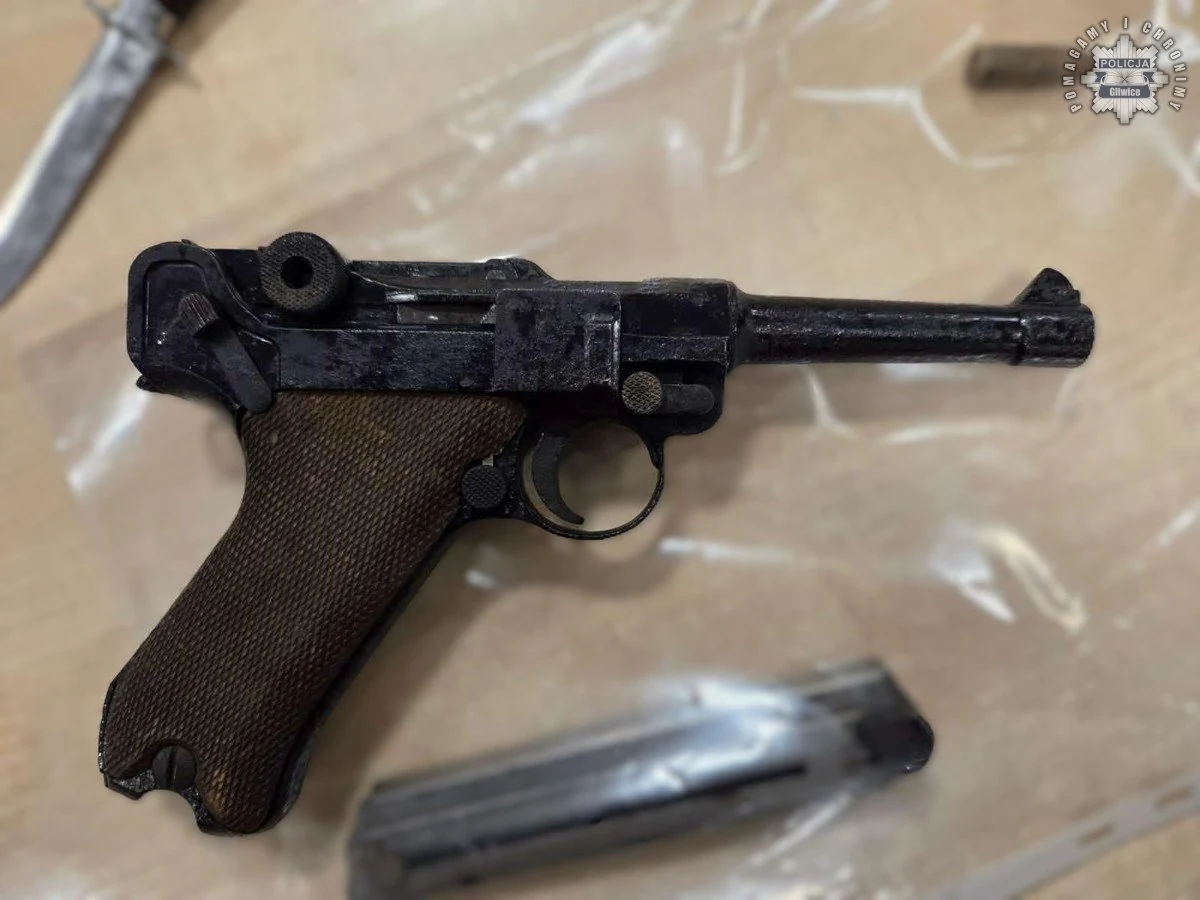 P-08 Parabellum z magazynkiem, prawie 2 kilogramy czarnego prochu oraz 6 sztuk amunicji do karabinu AKMS - to między innymi odnaleźli funkcjonariusze z Gliwic u 42-latka ze Śląska. Okazało się, że broń pochodzi z czasów II wojny światowej, ale nadal stanowi realne zagrożenie dla życia i zdrowia. Mężczyźnie grozi do 8 lat więzienia. 