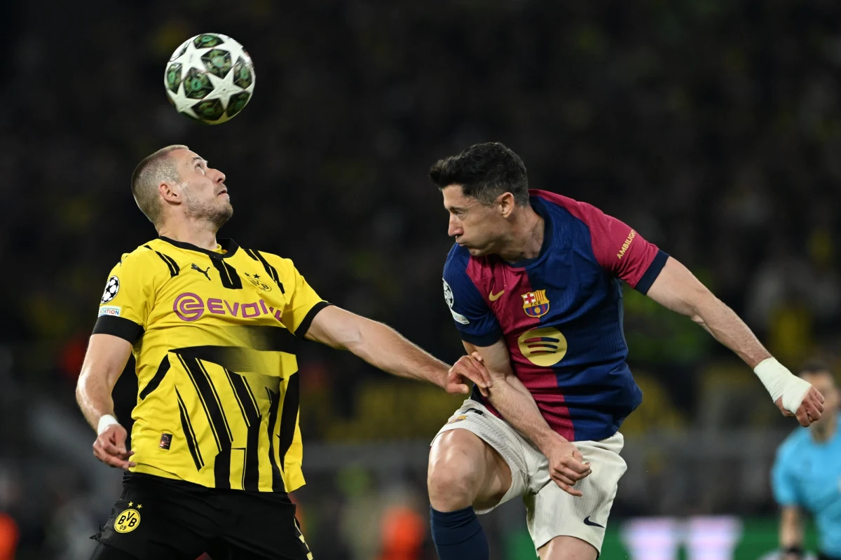 Piłkarze Barcelony i Paris Saint-Germain awansowali do półfinału Ligi Mistrzów. Obie drużyny we wtorek przegrały swoje mecze, ale wystarczyły im zaliczki wypracowane w ubiegłym tygodniu na własnych stadionach. Kolejnych rywali poznają w środę. Barcelona, z Robertem Lewandowskim i Wojciechem Szczęsnym w składzie, przegrała na wyjeździe z Borussią Dortmund 1:3. Pierwszy mecz "Duma Katalonii" wygrała jednak aż 4:0. PSG natomiast uległo w Anglii Aston Villi 2:3. O awansie paryżan zadecydowało zwycięstwo 3:1 w stolicy Francji.