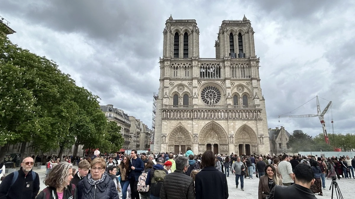 Francuskie władze kościelne podjęły decyzję o ograniczeniu liczby zwiedzających katedrę Notre-Dame w Paryżu w czasie Wielkiego Tygodnia. Było to konieczne z powodu przewidzianych uroczystych nabożeństw. Każdego dnia - już od ponad czterech miesięcy po otwarciu częściowo odbudowanej po pożarze świątyni - przed tym średniowiecznym zabytkiem wiją się bowiem tasiemcowe kolejki turystów. Są oni gotowi czekać czasami kilka godzin, by zwiedzić te wyjątkową budowlę.