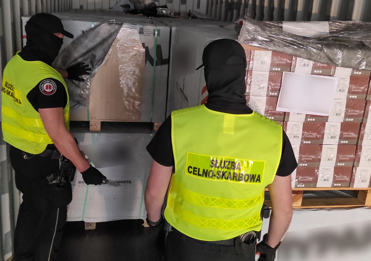 Funkcjonariusze Krajowej Administracji Skarbowej zatrzymali kontener, który przypłynął do Gdańska na statku z Kanady. W pojemniku miały znajdować się drewniane ekologiczne panele podłogowe. Między nimi polskie służby znalazły jednak narkotyki o wartości 20 mln złotych.
