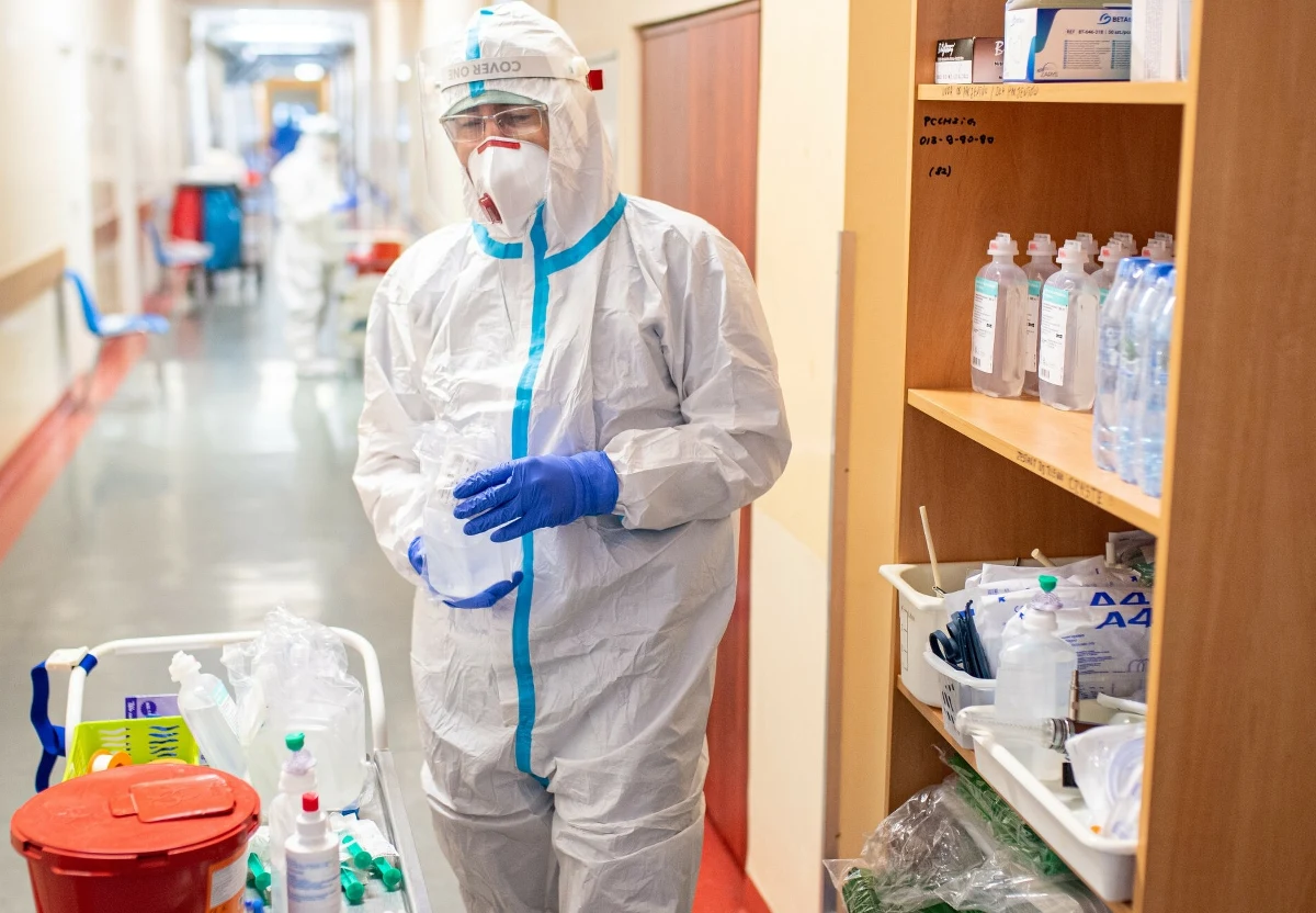 Po trzech latach intensywnych negocjacji kraje członkowskie Światowej Organizacji Zdrowia (WHO) zatwierdziły przełomowe porozumienie mające na celu skuteczniejsze przygotowanie świata na przyszłe pandemie. Dokument reguluje m.in. dostęp do szczepionek, testów i transfer technologii. To krok milowy w międzynarodowej współpracy zdrowotnej – ogłosiła agencja AFP.