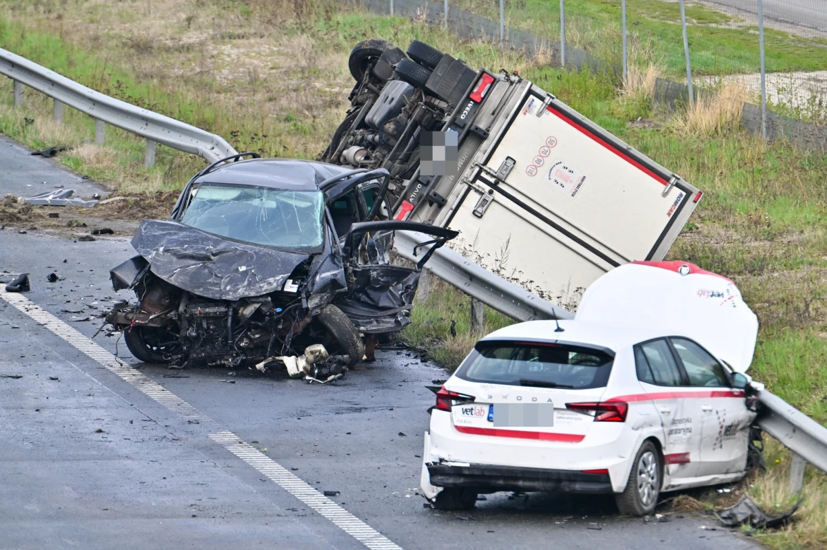 Cztery auta uczestniczyły w wypadku, do którego doszło w środę na autostradzie A2 w województwie mazowieckim. Utrudnienia w ruchu powstały pomiędzy Mińskiem Mazowieckim a Halinowem.