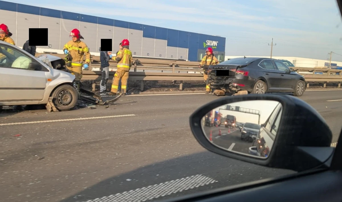Kierowcy 6 samochodów osobowych zderzyli się na trasie S11a w rejonie Poznania. Nie ma informacji o osobach rannych - podała Generalna Dyrekcja Dróg Krajowych i Autostrad.
