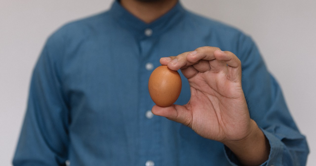 Jak sprawić, żeby jajko było jak piłka i się odbijało? Zrobisz to w kuchni