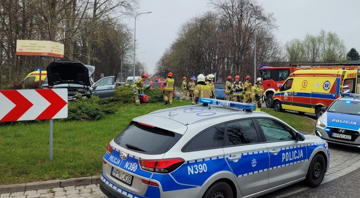Pięć osób, wśród nich dwoje dzieci, zostało poszkodowanych w wypadku na rondzie w Pucku (Pomorskie).
