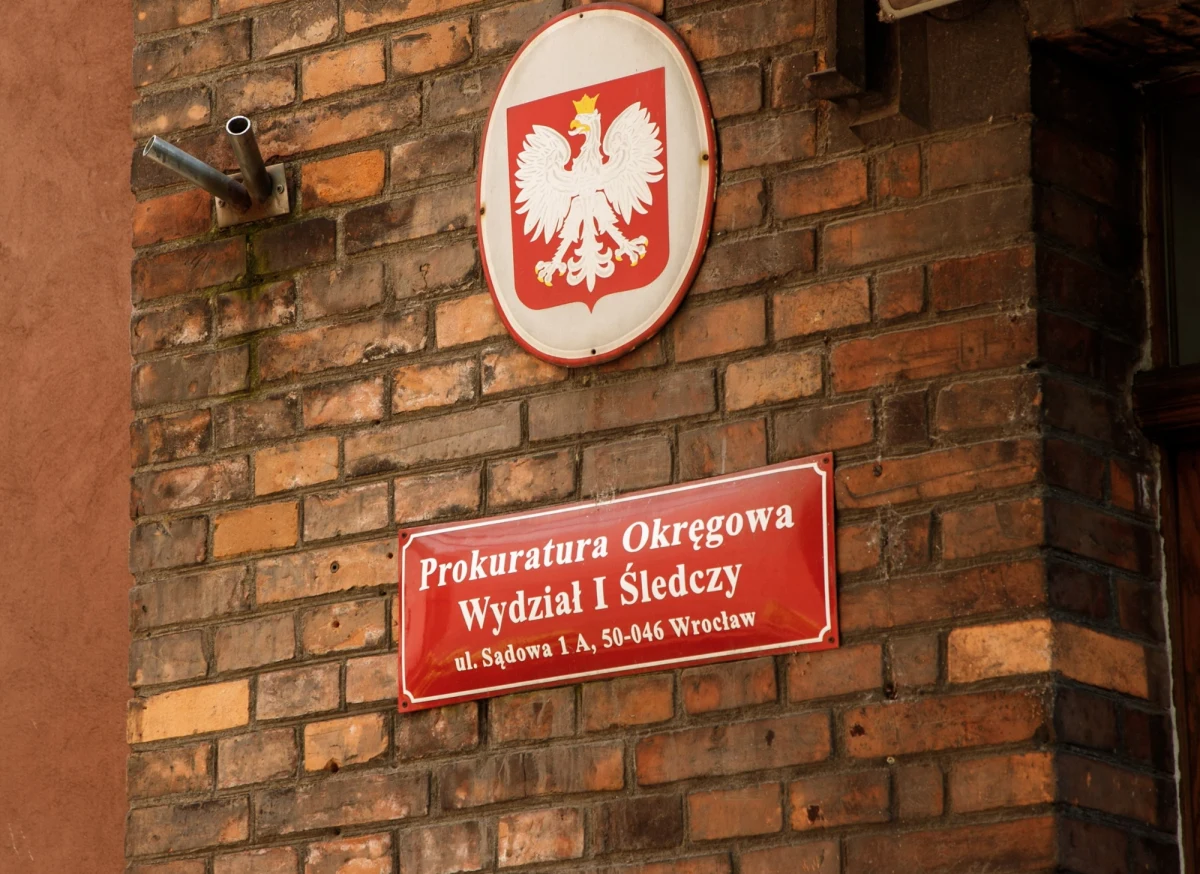 Prezenter TVN24 Mateusz W. usłyszał pięć poważnych zarzutów, w tym udział w zorganizowanej grupie przestępczej, która miała dopuszczać się przestępstw skarbowych, gospodarczych oraz utrudniania pracy organów ścigania. W sprawie zatrzymano także byłego komendanta głównego policji i byłego członka zarządu Orlen Ochrona. Śledztwo objęło już około 100 podmiotów gospodarczych.