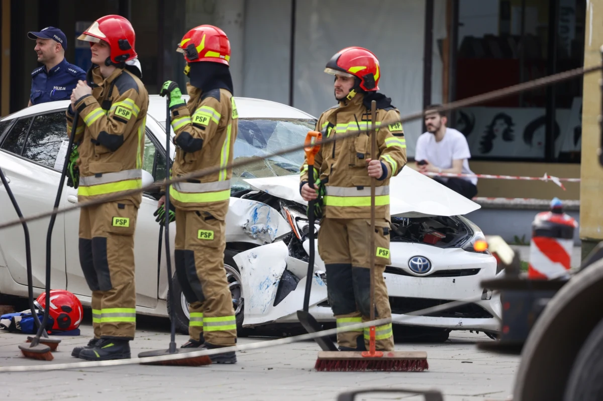 Zarzut nieumyślnego spowodowania katastrofy w ruchu lądowym usłyszał 24-latek, który w poniedziałek miał spowodować w Krakowie wypadek z autobusem miejskim - informuje Agata Guz, reporterka RMF FM.
