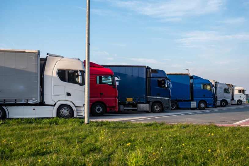 Zakaz jazdy dla ciężarówek w 2026 r. 500 zł mandatu za wyjechanie na drogę