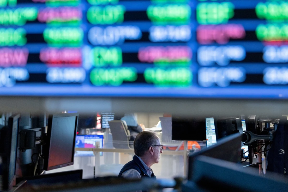 W nowym dokumencie opublikowanym przez Biały Dom napisano, że Chinom grozi obecnie podniesienie ceł na towary wysyłane do USA nawet do 245 proc. Tak ogromna podwyżka miałaby być konsekwencją działań odwetowych Pekinu na dotychczasowe cła nałożone przez Amerykanów.