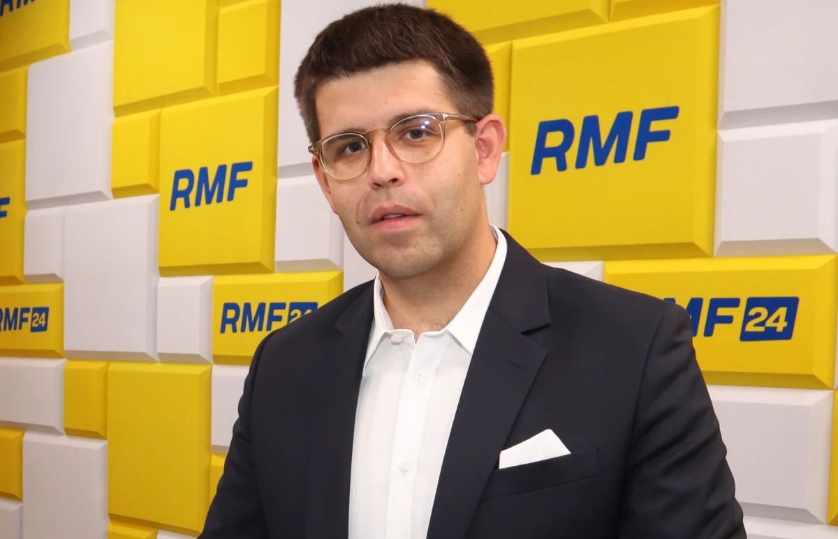 Łukasz Jankowski, prezes Naczelnej Izby Lekarskiej, wypowiedział się krytycznie o obniżeniu przedsiębiorcom składki zdrowotnej. W Popołudniowej rozmowie w RMF FM zaznaczył, że będzie apelować do rządzących i do Senatu, żeby wprowadzili poprawkę, w której wskażą, skąd znajdą pieniądze do zasypania tej luki. "Przewiduje się zabranie z ochrony zdrowia 4,7 mld zł. Można sobie wyobrazić, że politycy wychodzą i mówią: przedsiębiorcy, obniżyliśmy wam składkę, a przy okazji wyłączyliśmy ochronę zdrowia w Świętokrzyskiem czy w Lubuskiem, bo tyle kosztuje opieka zdrowotna w jednym województwie; albo że wyłączyliśmy ratownictwo medyczne w całej Polsce, ale nie martwcie się, będziecie płacić niższą składkę" - powiedział Jankowski.