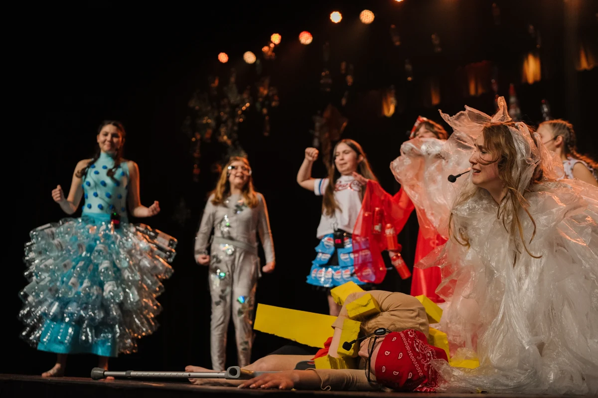 W Dobczycach odbyła się premiera spektaklu „Świat z perspektywy śmieci” Małopolskiego Studia Tańca „R”, który w nowatorski sposób łączy taniec z edukacją ekologiczną. W dynamicznej formie, pełnej muzyki i światła, śmieci opowiadają swoje historie, a młoda bohaterka odkrywa tajemnice ekologii. To wydarzenie, które inspiruje do zmiany i pokazuje, że każdy z nas może przyczynić się do ochrony środowiska. 
