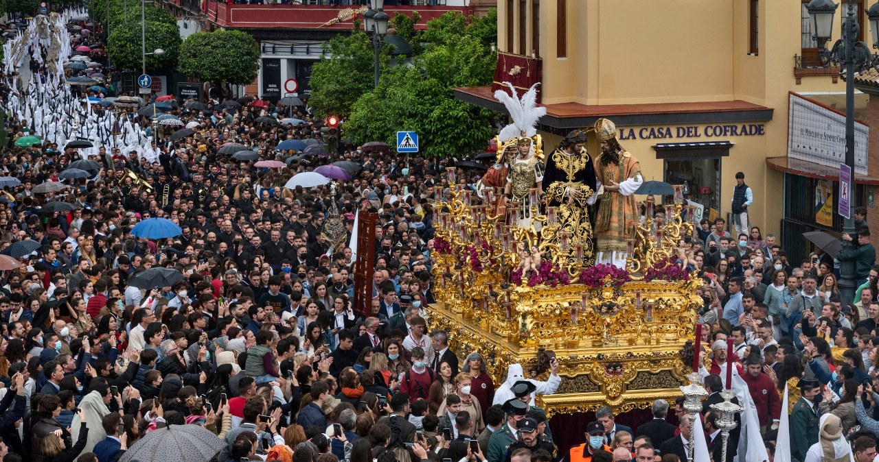 Flamenco dla Jezusa, toast za Madonnę i prezes w klubowej bluzie. Wielki Tydzień w Sewilli