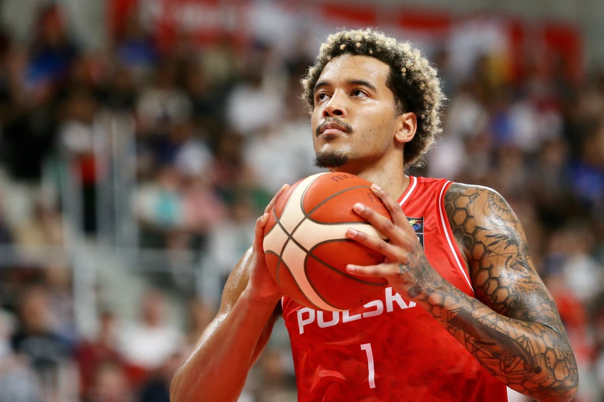 "Bardzo pozytywny meeting z federacją, rozmawialiśmy dwa dni (...), jestem gotowy, będę w Polsce i będę grał (na koszykarskich mistrzostwach Europy - przyp. red.)" - zadeklarował Jeremy Sochan, gwiazdor koszykarskiej reprezentacji Polski oraz zawodnik NBA. Koszykarz wyjawił, na co "nie może się doczekać" podczas Eurobasketu.