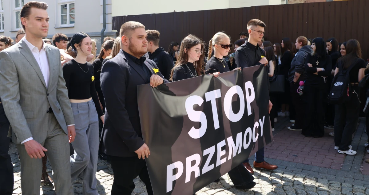 "Stop przemocy" - pod takim hasłem w Tarnowie odbył się marsz, w którym mieszkańcy miasta protestowali po śmierci 16-latka. Chłopiec został zamordowany przez swojego rówieśnika na początku kwietnia. Zgromadzenie w ciszy przeszło ulicami miasta.