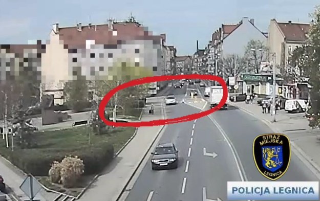 Do groźnie wyglądającego zdarzenia doszło w poniedziałkowe południe w centrum Legnicy. Straszy mężczyzna, kierując mercedesem, potrącił pieszą przechodzącą przez oznakowane przejście i odjechał, jak później tłumaczył nie wiedząc, że kogokolwiek potrącił. Dzięki natychmiastowej reakcji świadka sprawca został zatrzymany, a na miejsce wezwano patrol policji. Na szczęście kobieta nie odniosła poważnych obrażeń. Policjanci nałożyli na kierującego mandat karny, a dodatkowo skierują wniosek do wydziału komunikacji o sprawdzenie jego dalszych uprawnień do prowadzenia pojazdów.