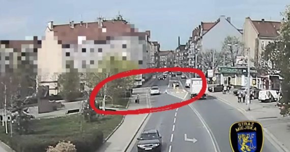 Nie zauważył pieszej i odjechał z miejsca zdarzenia. 79-letni kierowca zatrzymany przez świadka