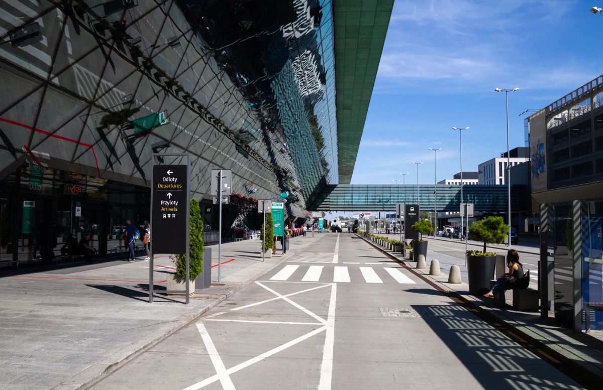 Na lotnisku Kraków Airport zatrzymano poszukiwanego przez Interpol obywatela Turcji. Mężczyzna został przekazany policji.