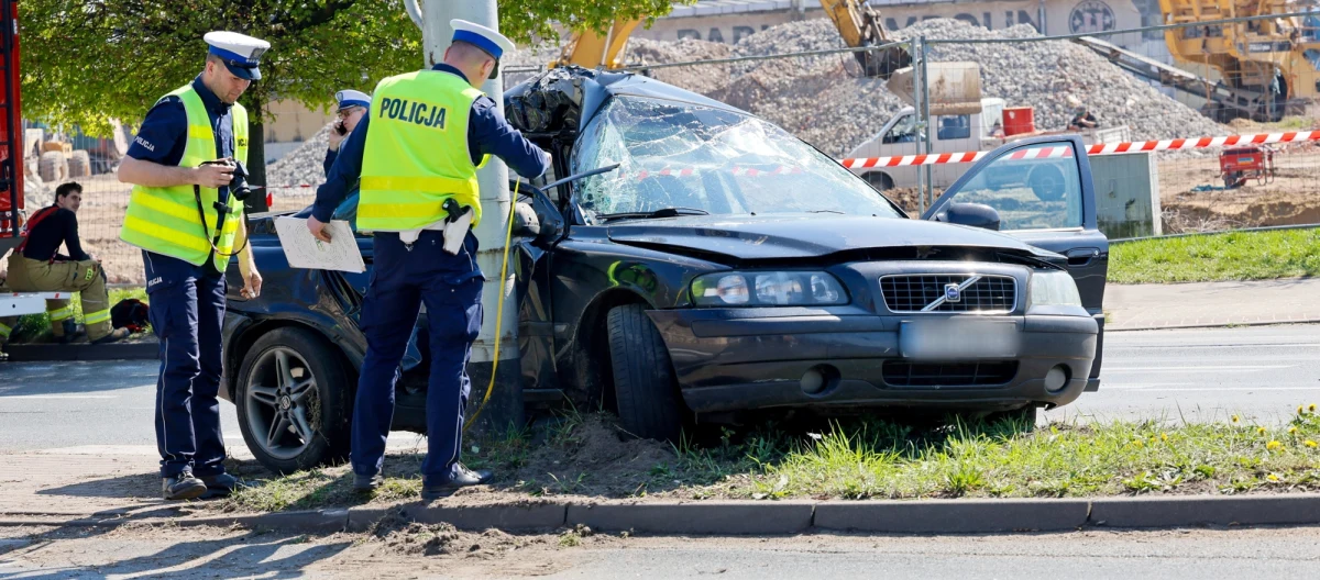 15-latka zginęła w tragicznym wypadku w Ostrowie Wielkopolskim. Auto, którego była pasażerką, uderzyło w sygnalizator świetlny. Za kierownicą siedział 18-latek.