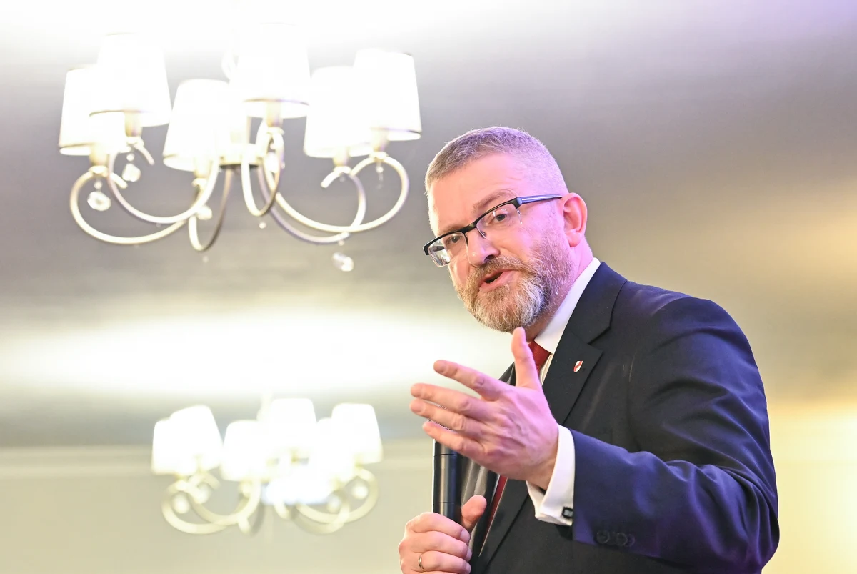 O Grzegorzu Braunie znów jest głośno. Kandydat na prezydenta Polski (Konfederacja Korony Polskiej) próbował w środę dokonać "zatrzymania obywatelskiego" ginekolog pracującej w szpitalu w Oleśnicy (woj. dolnośląskie). Sama lekarka przyznała, że obecność Brauna w szpitalu może mieć związek z dokonaną tam niedawno aborcją.