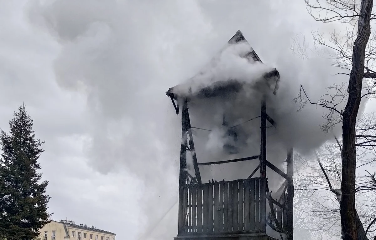 Jedna osoba została zatrzymana w związku z pożarem drewnianej dzwonnicy przy kościele na Kamionku w Warszawie. To mężczyzna wskazany przez świadków zdarzenia. 