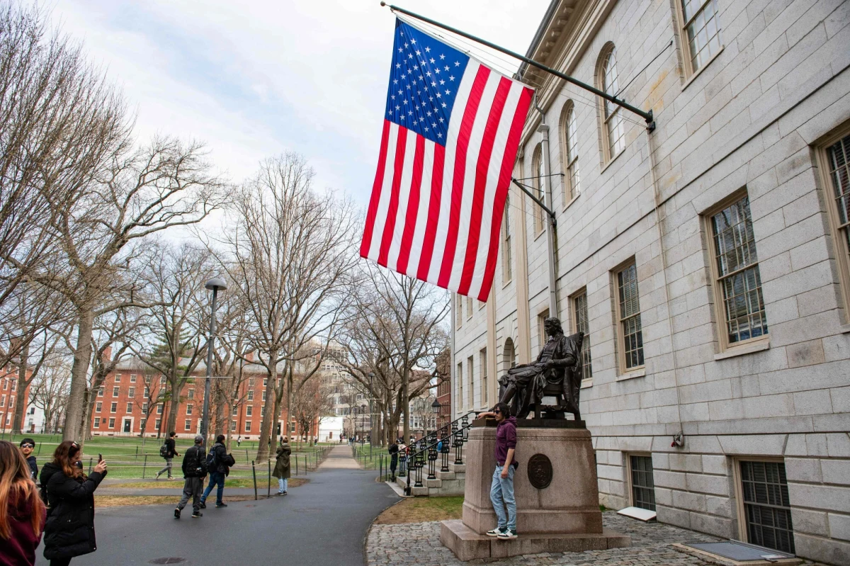 "Harvard to kpina, gdzie pracują lewicowe przygłupy i nie powinien otrzymywać funduszy federalnych" - powiedział w środę prezydent USA Donald Trump. To kolejny atak amerykańskiego przywódcy na tę renomowaną uczelnię. Wcześniej administracja Trumpa zamroziła uniwersytetowi ponad 2 mld dolarów dotacji na badania.
