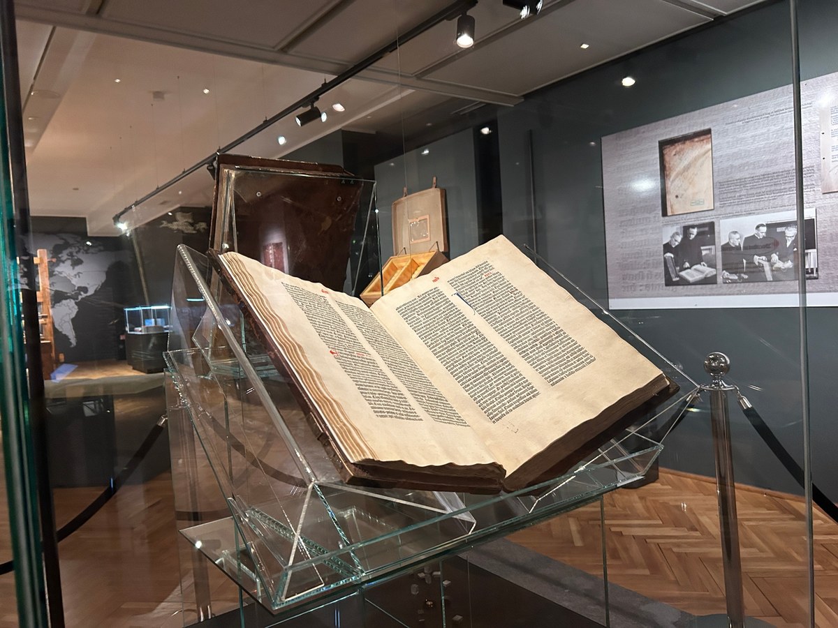 Peplińska Biblia Gutenberga dokładnie przebadana. Sekrety odkryte po latach