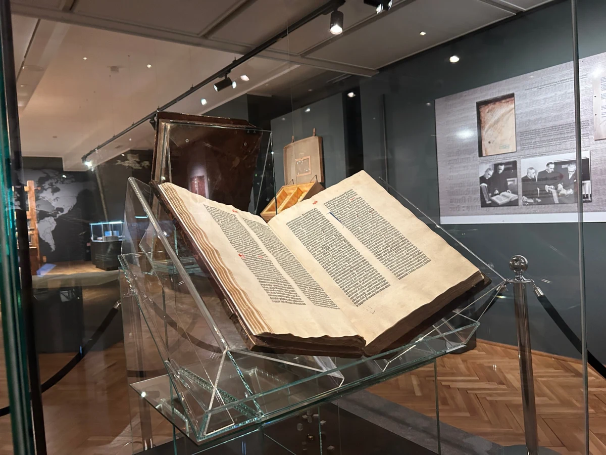 Dwa lata intensywnych badań nad jednym z najcenniejszych zabytków w historii, Biblią Gutenberga przechowywaną w Pelplinie, pozwoliły badaczom dokładnie poznać jej historię oraz technologię produkcji. "To absolutnie potwierdzone dzieło Gutenberga, do tego jeszcze jedno z pierwszych, które zeszło z prasy" - mówi w rozmowie z RMF FM Juliusz Raczkowski, profesor Uniwersytetu Mikołaja Kopernika w Toruniu.