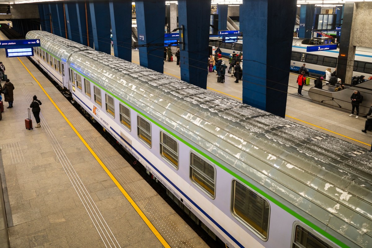 Pociągi opóźnione, pasażerowie zdenerwowani. Co się dzieje w Warszawie?