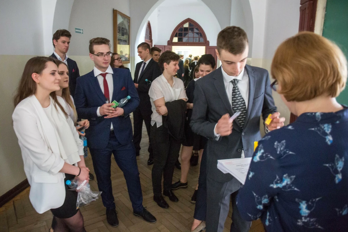 CKE opublikowała najczęściej wybierane przedmioty rozszerzone na maturze 2025. Uczniowie najczęściej wybierają język angielski. Wysoko w zestawieniu są też matematyka i geografia. Skąd taki wybór tegorocznych maturzystów i na jakim kierunku studiów przyda się matura rozszerzona z matematyki, a na jakim z historii?