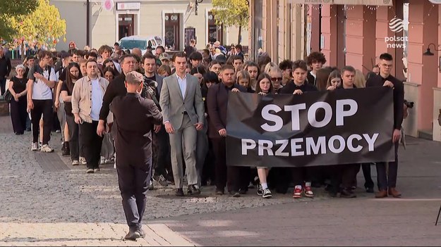 Marsz milczenia w Tarnowie. To wyraz sprzeciwu wobec narastającej agresji wśród młodych ludzi i społecznej znieczulicy. Dwa tygodnie temu zginął tam szesnastoletni Szymon. Został zabity nożem przez rówieśnika. Dla ''Wydarzeń'' Teresa Gut.