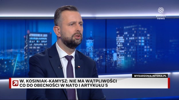 - Na mocy postanowień szczytu NATO Jasionka została podniesiona do jeszcze wyższego poziomu. Nie jedno, nie dwa państwa, a całe NATO bierze odpowiedzialność za nią - mówił Władysław Kosiniak-Kamysz w "Gościu Wydarzeń". Dodał, że decyzja USA o wycofaniu stamtąd wojsk nie była żadnym zaskoczeniem. Zdaniem szefa MON "to lepiej dla Polski", że odpowiedzialność za bazę bierze obecnie więcej państw. Władysław Kosiniak-Kamysz mówił w "Gościu Wydarzeń" o wycofaniu amerykańskich żołnierzy z Jasionki. - Na mocy postanowień szczytu NATO Jasionka została podniesiona do jeszcze wyższego poziomu. Nie jedno, nie dwa państwa, a całe NATO bierze odpowiedzialnośc za nią - przekazał Władysław Kosiniak-Kamysz. Podkreślił, że decyzja USA nie była żadnym zaskoczeniem, ani dla prezydenta, ani dla szefa BBN. - Tak naprawdę mamy tam dzisiaj więcej sojuszniczych wojsk, niż przed tą decyzją. Dojechali żołnierze niemieccy z Patriotrami, dojechali żołnierze Norwescy. Są też deklaracje innych narodowości - stwierdził wicepremier. Przekazał, że "bardzo chce, by amerykańscy żołnierze byli w Polsce", ale pozytywnie ocenia decyzję o przejęciu odpowiedzialności dotyczącej Jasionki przez NATO. - To jest lepiej dla Polski. A nie, że tylko Polska i USA. W nato jest Polska, USA plus inne państwa - powiedział.