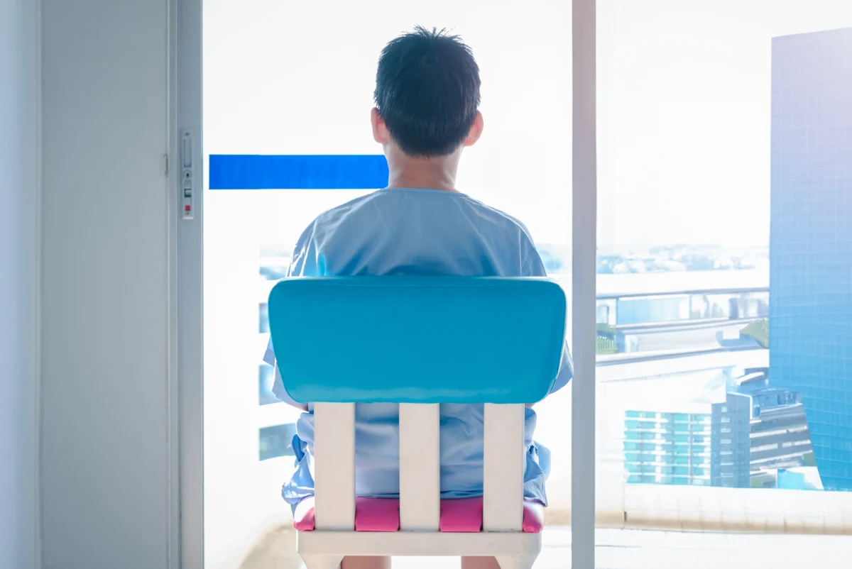 Michał M., lekarz psychiatrii dzieci i młodzieży pracujący w ośrodku w Kamieńcu na Śląsku, miał w ośmiu przypadkach stosować przemoc wobec małych pacjentów. Zarzucono mu także popełnienie 27 przestępstw "na szkodę małoletnich". Jak podała w środę Prokuratura Okręgowa w Gliwicach, lekarz miał zalecać podawanie dzieciom m.in. leków przeciwpsychotycznych i uspokajających w zawyżonych dawkach, i w ten sposób narażać je na tzw. nagły zgon sercowy.