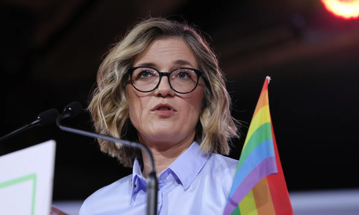 "Składam zawiadomienie do prokuratury w sprawie napaści Grzegorza Brauna na szpital w Oleśnicy" - poinformowała Magdalena Biejat w środę wieczorem. Kandydatka Lewicy w wyborach prezydenckich dodała, że "docelowym miejscem, w którym powinien się znaleźć Grzegorz Braun, jest więzienie, a nie Pałac Prezydencki". To pokłosie dzisiejszego wtargnięcia europosła do szpitala, ataku słownego i próby "zatrzymania obywatelskiego" ginekolożki. Chodziło o przeprowadzony przez nią zabieg aborcji. 